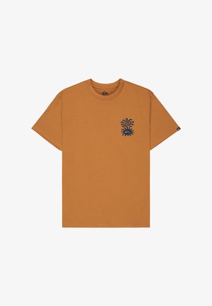 Rustfarvet kortærmet t-shirt med rund hals og lille sort sol- og bølgegrafik på venstre bryst.