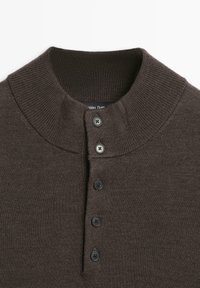 Pullover marrone a maglia con colletto a coste e tre bottoni neri sullo scollo. Struttura liscia e vestibilità su misura.