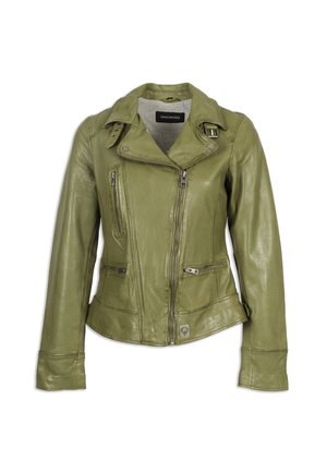 Olijfgroene leren motorjack met asymmetrische ritssluiting aan de voorkant, drie met rits afgesloten zakken, knoopdetails op de kraag en merkembleem binnenin de kraag.