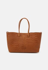Hnědá kožená taška přes rameno s texturovaným krokodýlím vzorem, dvojitými rukojeťmi a strukturovaným tvarem. Má přední šev a žádná viditelná hardwarová zařízení.