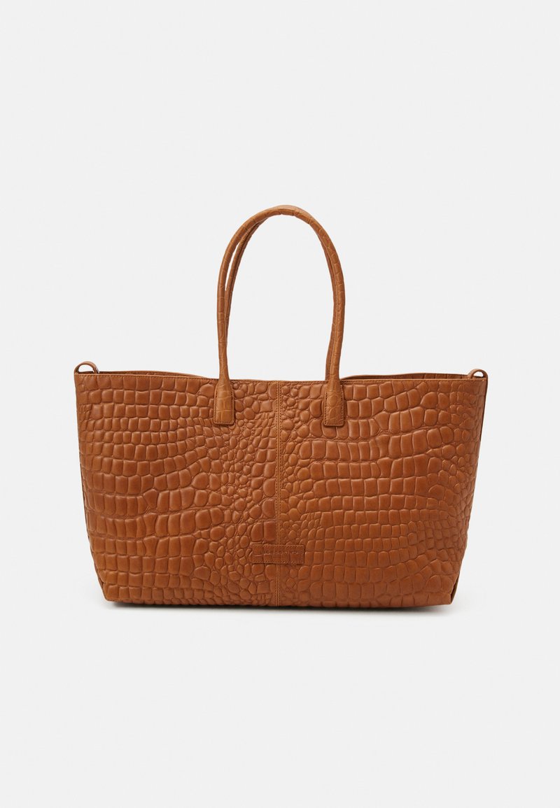 Hnědá kožená taška přes rameno s texturovaným krokodýlím vzorem, dvojitými rukojeťmi a strukturovaným tvarem. Má přední šev a žádná viditelná hardwarová zařízení.