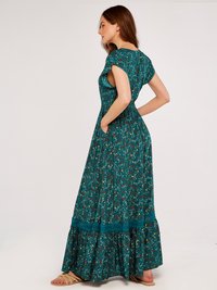 Teal blomstrete maxi-kjole med korte ærmer, indsnævret talje og blonde detaljer. Har sidelommer og et lagdelt skirt design.
