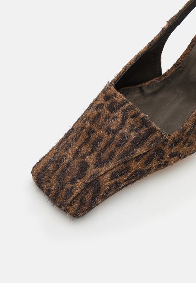 Boty s leopardím vzorem, s texturovaným hnědým a černým svrškem, se čtveratou špičkou a otevřeným bočním designem pro snadné obouvání.