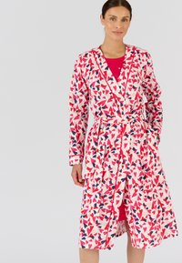 Patroond zopend gewaad met rode, roze en marineblauwe bladvormen op een crèmekleurige achtergrond; lange mouwen, ceintuur taille en voorzakken.