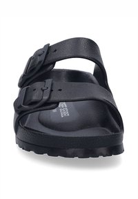 Sorte sandaler med to justerbare spænder, en struktureret rem og en kontureret fodseng med en struktureret sål for godt greb.