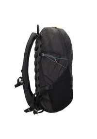 Schwarzer Rucksack mit strukturiertem Design, seitlicher Reißverschluss-Tasche, Mesh-Akzenten und verstellbaren Trägern. Verfügt über eine abgerundete Form und ein schlankes Profil.