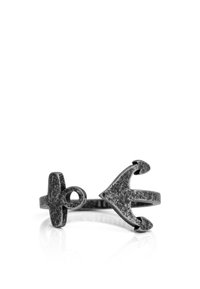 Anello in metallo con finitura nera texturizzata, progettato con una forma di ancora a un'estremità e una croce all'altra, fasce regolabile.