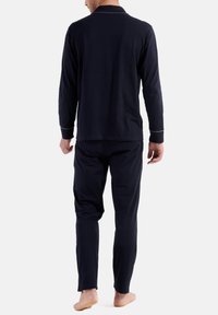 Set di pigiami in cotone blu navy con maniche lunghe, colletto, cuciture bianche a contrasto e pantaloni dal taglio morbido.