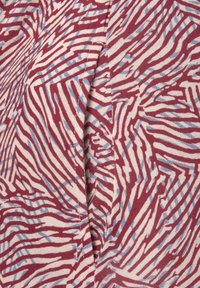 Material cu un model abstract în nuanțe de vișiniu, albastru și bej, prezentând linii ondulate. Suprafață texturată cu un ușor luciu. Designul pare să fie stratificat.