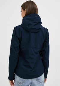Marineblå vanntett jakke med hette, med glatt tekstur, sømdetaljer og justerbare mansjetter, designet for utendørsaktiviteter.