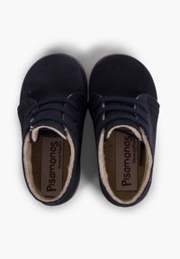 Scarpe per bambini in camoscio blu navy con punta rotonda, due occhielli e design con lacci, dotate di rivestimento interno e soletta beige chiaro con etichetta del marchio.