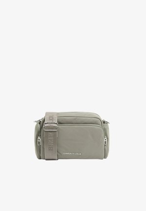 Graue Nylon-Tasche mit mehreren Fächern, silbernen Reißverschlüssen und einem dekorativen Trageriemen mit eingeprägtem Markennamen. Kompakte und rechteckige Form.