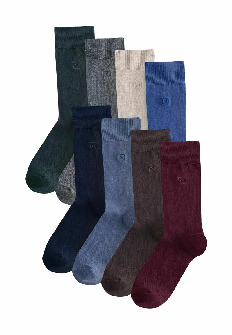 Set di sette paia di calzini crew semplici in verde scuro, grigio, beige, blu, navy, azzurro, marrone e bordeaux, ciascuno con un piccolo logo ricamato.