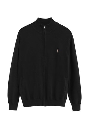 Zwarte gebreide cardigan met een hoge kraag, volledige ritsluiting, twee zijzakken en een klein, eenvoudig logo op de linker borst.