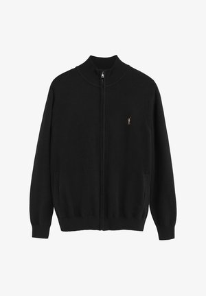 Sort strikket cardigan med høj krave, fuld lynlås, to sidelommer og et lille, enkelt logo på venstre bryst.