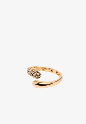 Pulsera de puño en tono dorado con una banda suave y curva y un acento de estampado de leopardo texturizado en un extremo. Construcción de metal con un acabado pulido.