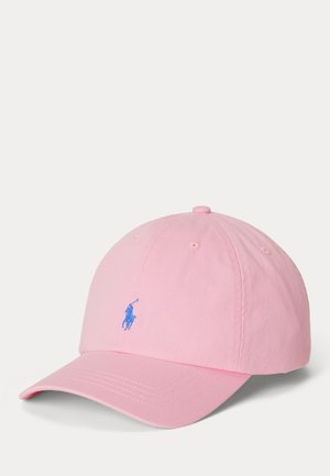 Różowa czapka z daszkiem z zaokrąglonym daszkiem i niebieskim wyszywanym logo gracza polo z przodu, przedstawiona na jednolitym jasnym tle.