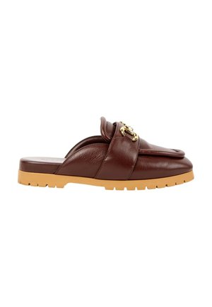 Brauner Leder-Slipper mit beige-gummisohle und goldener Kettendetail oben, seitlich vor weißem Hintergrund gesehen.