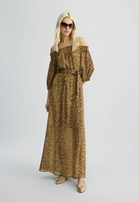 Off-shoulder maxi-jurk met luipaardprint in bruintinten, voorzien van een strikceintuur, puffed sleeves en lichte, vloeiende stof.