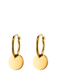 Goldene Creolen mit einem runden Plattenanhänger. Glatte Textur, glänzende Oberfläche und ein einfaches Verschlussdesign. Minimalistisches und modernes Erscheinungsbild.