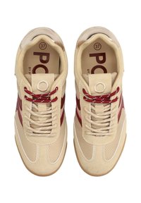 Sneakers beige con accenti rossi, materiale in mesh e suede, lacci tondi, colletto imbottito e suola in gomma. Taglia 37 segnata all'interno.