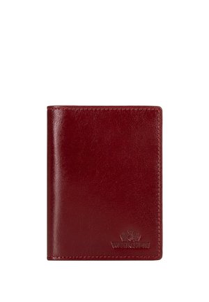Rode leren bi-fold portemonnee met geperst Wittchen-logo rechtsonder op een witte achtergrond.