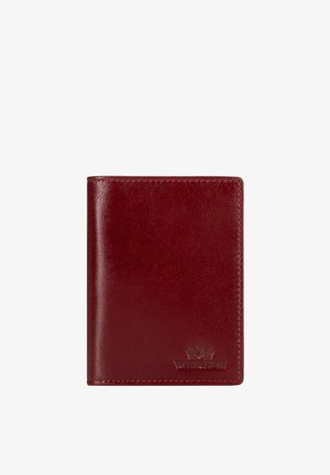 Rode leren bi-fold portemonnee met geperst Wittchen-logo rechtsonder op een witte achtergrond.