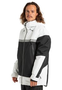 Herenjas met een zwart-witte kleurblokontwerp, gemaakt van waterdichte stof. Heeft een hoge kraag, ritszakken en verstelbare manchetten.