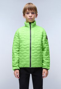Giubbotto trapuntato verde con colletto alto e zip frontale. Presenta un motivo testurizzato, zip nera e una toppa con logo sulla manica.