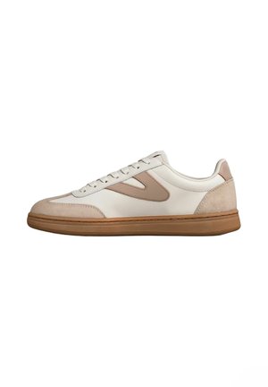 Lav sneaker med beige og hvid læderoverdel, tan ruskind på tå og hæl, snørelukning og brun gummisål.