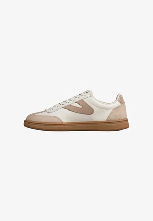 Lav sneaker med beige og hvid læderoverdel, tan ruskind på tå og hæl, snørelukning og brun gummisål.