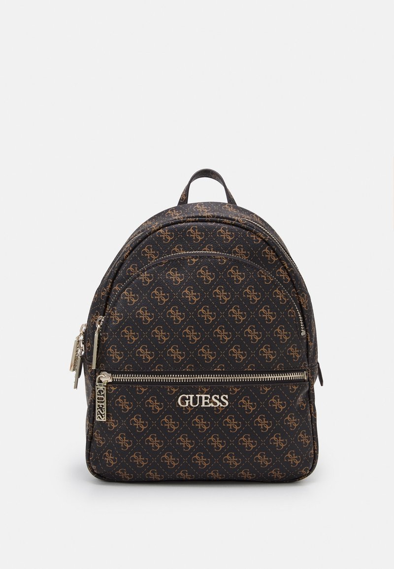 Mustassa reppussa on kuvioitu materiaali, jossa on päällekkäinen ruskea logomalli. Hopeinen vetoketjusulku ja etuosassa bränditag.