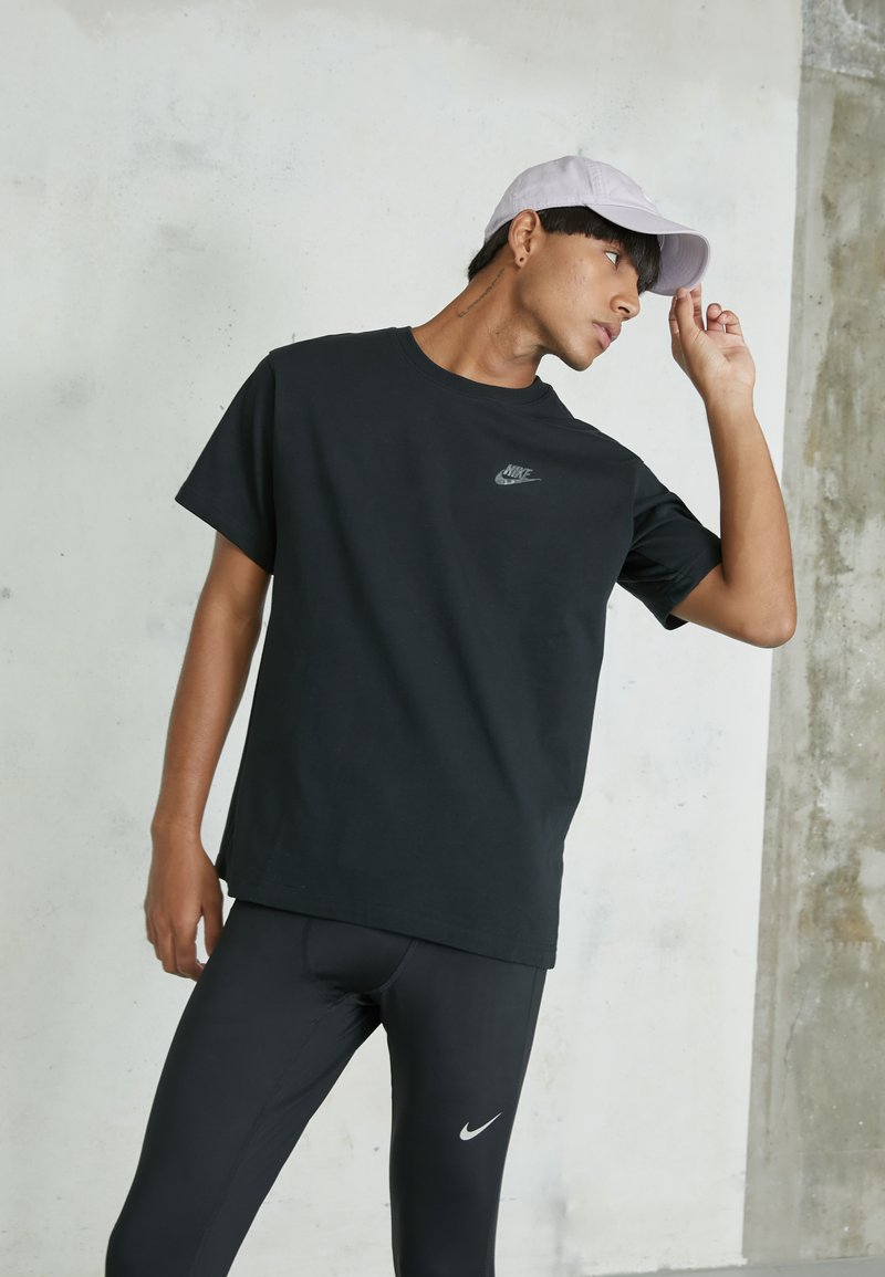 Herren T-Shirts basic | Nike Sportswear T-Shirt basic black/schwarz - ZW86908 Herren T-Shirts basic | Nike Sportswear T-Shirt basic black/schwarz - ZW86908