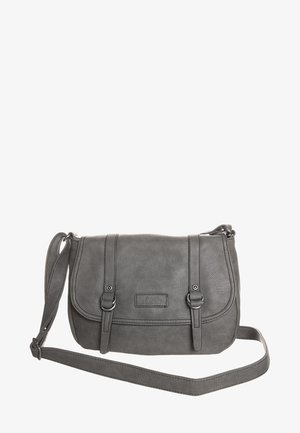 Sac bandoulière en similicuir gris avec fermeture à rabat, deux sangles à boucle et une bandoulière réglable. Texture lisse, design minimaliste.