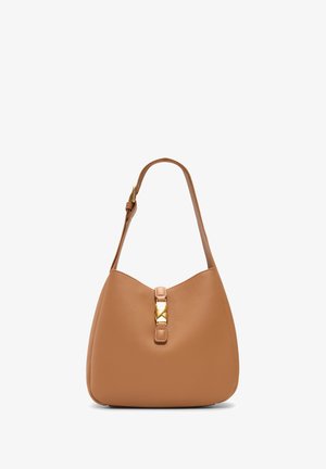 Tan nahkalaukku, jossa on kaareva siluetti, kultainen solki ja yksi säädettävä olkahihna. Pintakuviointi kauttaaltaan.