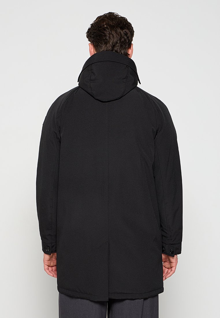 Zwarte hoodie lange jas met een gladde textuur, voorzien van een rechte snit, knoopmanchetten en details op de rugnaad.