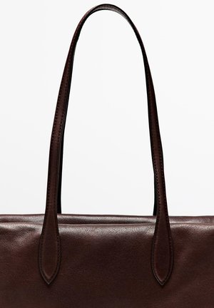 Sac à main en cuir marron avec une texture lisse, des poignées allongées et un discret détail de couture le long des bords. Design simple et structuré.