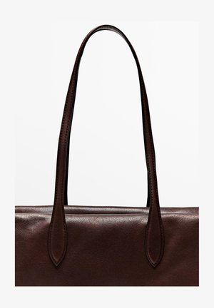 Sac à main en cuir marron avec une texture lisse, des poignées allongées et un discret détail de couture le long des bords. Design simple et structuré.