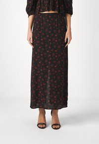 Schwarzer Maxirock mit einem verstreuten roten Blumenmuster, leichtem Stoff und einer glatten Textur sowie einem elastischen Bund.