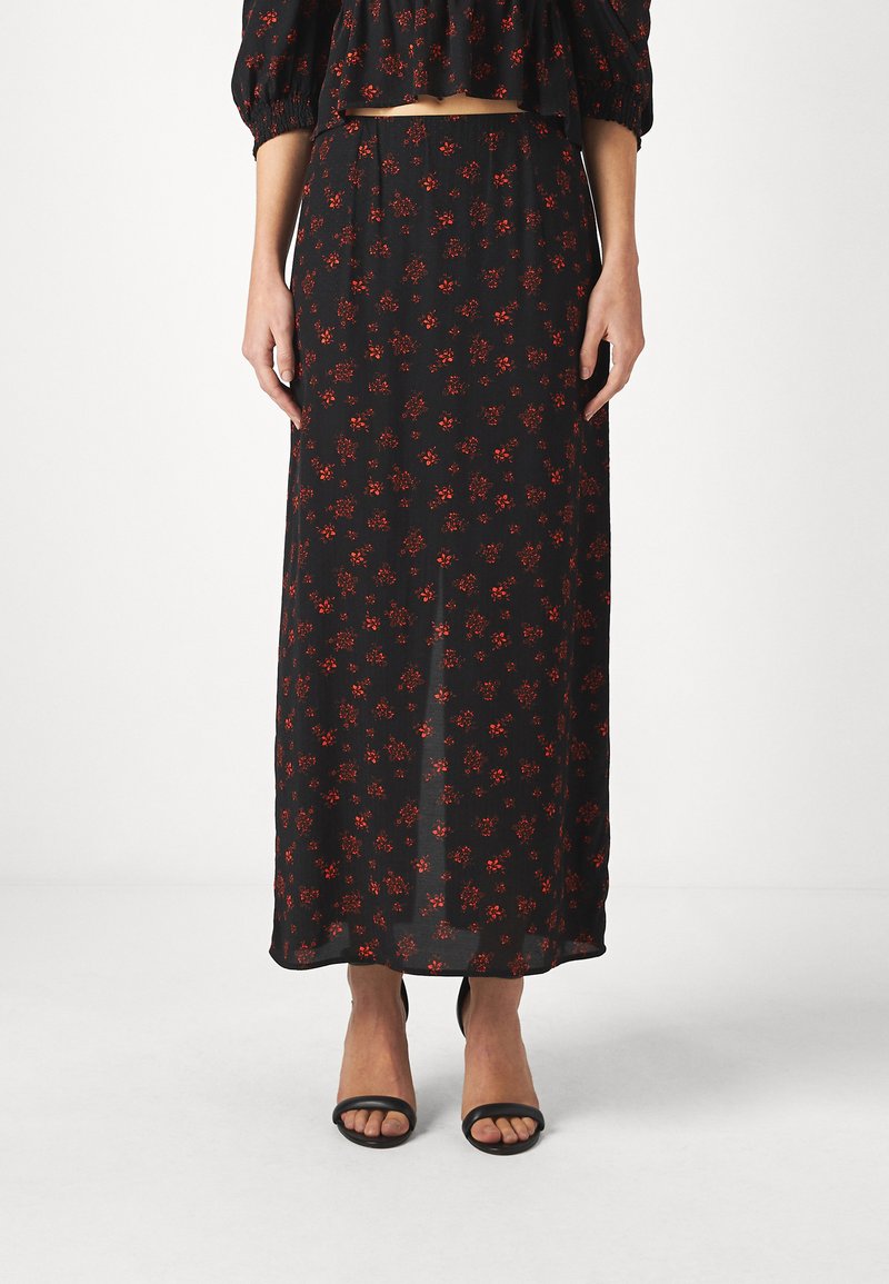 Schwarzer Maxirock mit einem verstreuten roten Blumenmuster, leichtem Stoff und einer glatten Textur sowie einem elastischen Bund.