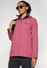 Rosa vattentät jacka med dragkedja fram, justerbar huva och logotypdetalj. Har sidofickor och elastiska manschetter. Slät textur.