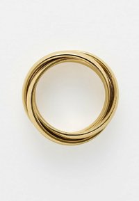 Anello dorato con un design attorcigliato, superficie liscia e lucida e bordi arrotondati, creando un cerchio perfetto.