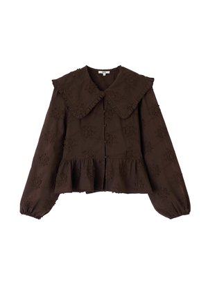 Blouse à manches longues marron foncé avec grand col à volants, broderie florale, boutonnage sur le devant, et ourlet peplum avec poignets froncés.