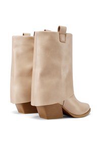 Stivali alla caviglia in finta pelle beige con tacco quadrato. Design unico impilato simile al legno. Dotati di un'etichetta ad anello per indossarli facilmente. Texture liscia.