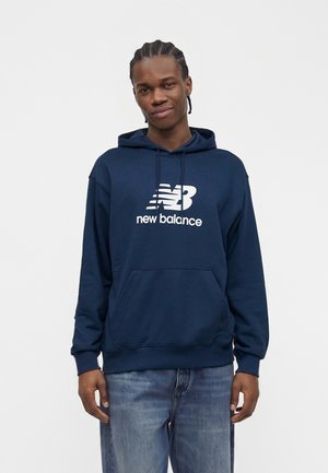 New Balance SPORT ESSENTIALS STACKED LOGO HOODIE - Sweat à capuche - navy