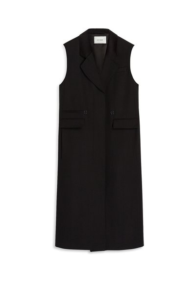 Zwarte mouwloze lange vest met een ingesneden revers, knopen aan de voorkant en twee zijzakken, gemaakt van een gladde stof. Minimalistische ontwerpelementen.