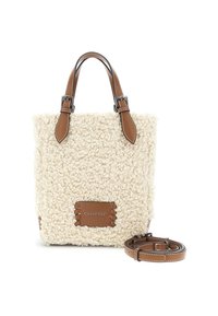 Vierkante crèmekleurige sherpa handtas met brown leren handvatten, bijpassende afneembare schouderriem en een leren logo patch aan de voorkant.