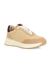 Baskets beiges avec un mélange de textures lisses et en daim, lacets blancs et une semelle épaisse blanc cassé avec une outsole beige clair.