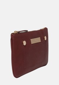 Bordeaux leren clutch met een gladde textuur, gouden hardware accenten en een voorvak met een decoratief rasterpatroon. Rits sluiting.
