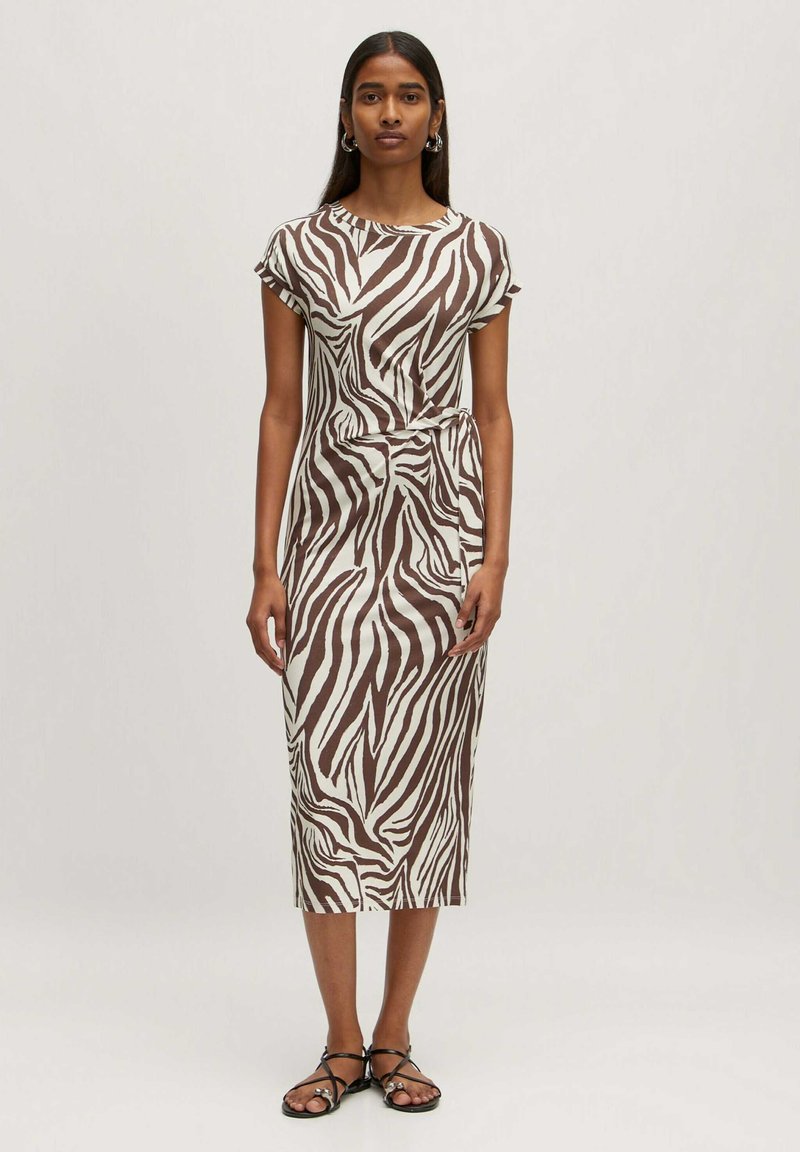 Braun- und cremefarbendes, zebra gestreiftes Midikleid mit kurzen Ärmeln, rundem Ausschnitt und einer gebundenen Taillenpartie. Für eine figurbetonte Silhouette entworfen.